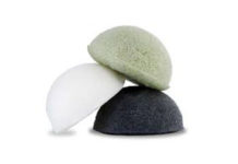 La pulizia del viso con la spugna Konjac