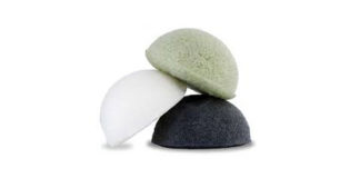 La pulizia del viso con la spugna Konjac